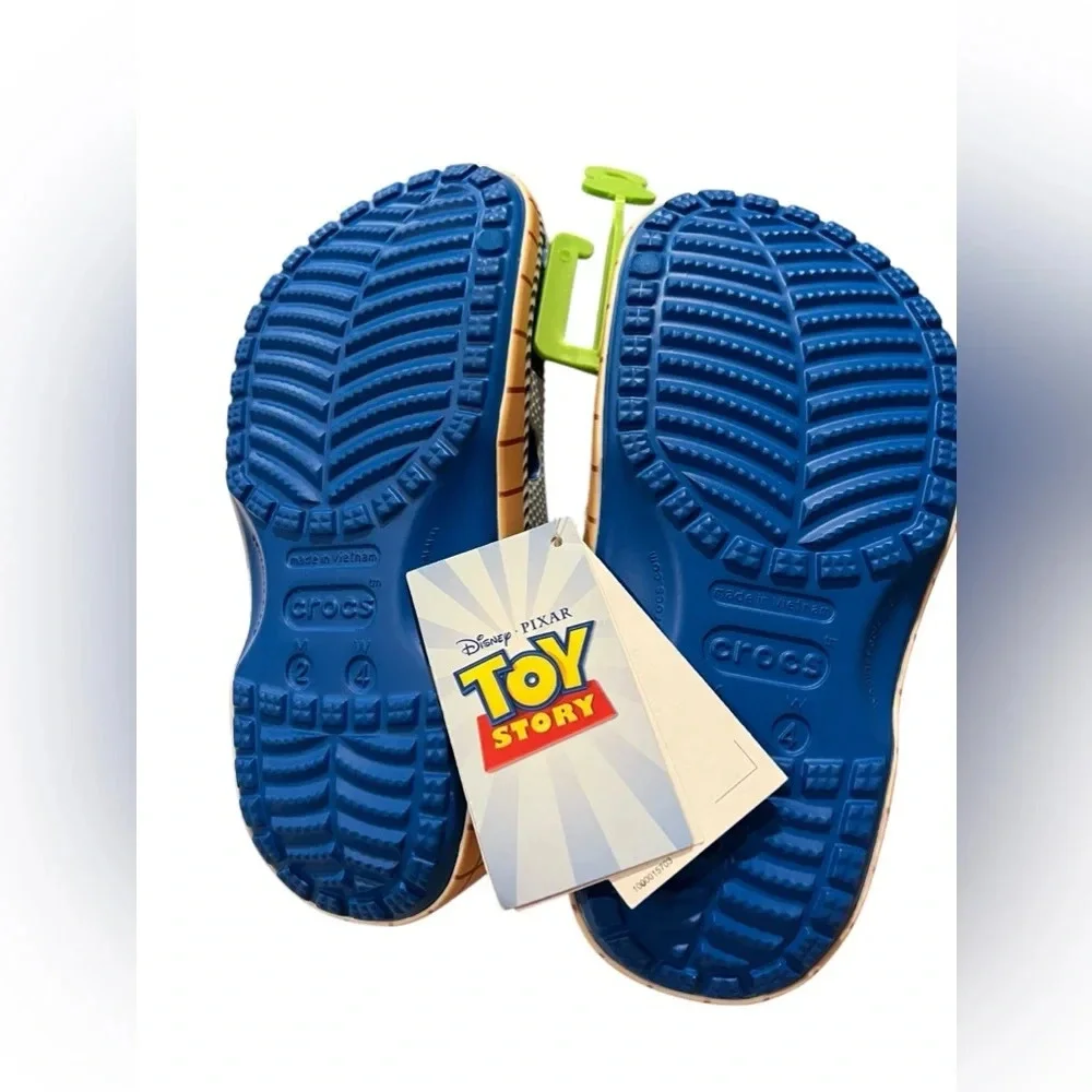 NWT Crocs Toy Story Woody Classic Clogs in size youth 2